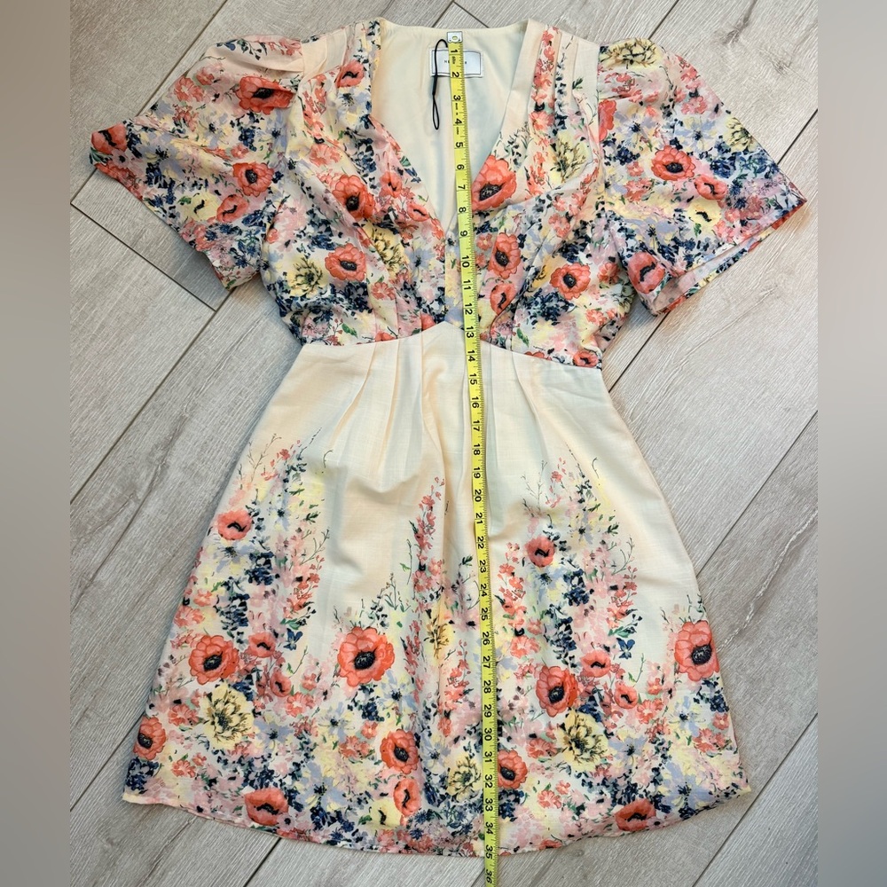 Elegant Nordic Floral Dress with V-Neck - Picture 6 of 6